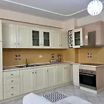 Beachside Family Nest Apt, Spacious & Cozy - By Beta Premium דירה גולם