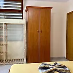 Beachside Family Nest Apt, Spacious & Cozy - By Beta Premium גולם